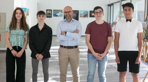 programaerasmus-coworkids Los jóvenes Miguel Arizcuren, Steven Morocho, Alexia Cilveti y Daniel Arzoz junto al concejal especial de Deporte y Juventud del Ayuntamiento de Pamplona, Fernando Aranguren