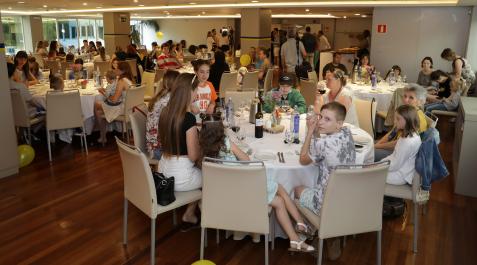 Refugiados ucranianos, disfrutando ayer de la comida solidaria en el NH Iruña Park Refugiados ucranianos, disfrutando ayer de la comida solidaria en el NH Iruña Park