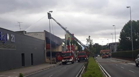 BurladaBB Los Bomberos terminan de extinguir el fuego en el comercio afectado
