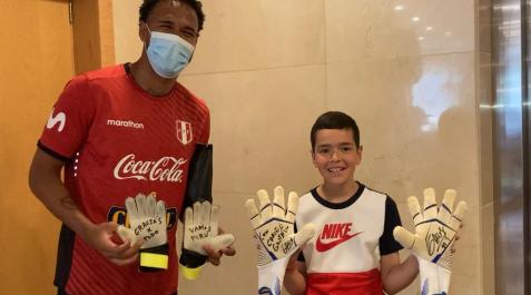 IMG-20220608-WA0011 Pedro Gallese y Gustavo Galarreta, intercambiando guantes en el hotel de la selección peruana.