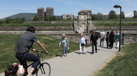 Peatones y ciclistas en uno de los portales de la Ciudadela Peatones y ciclistas en uno de los portales de la Ciudadela