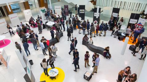 fotoamigos Estudiantes en el edificio de Amigos de la Universidad de Navarra durante una jornada de empleo