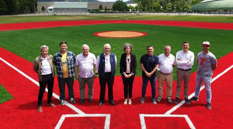 CDAmaya Las autoridades posan ante el remodelado césped del campo de béisbol de la Ciudad Deportiva Amaya