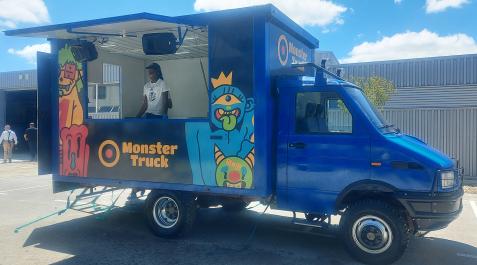 TMFoodTruck Imagen del 'Txipi Monster Food Truck' presentado en el IES Huarte