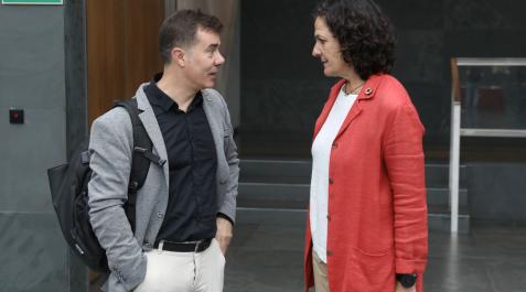 A_ EDUARDO BUXENS F (34988186) Los consejeros de Justicia, Eduardo Santos, de Podemos, y de Desarrollo Rural, Itziar Gómez, de Geroa Bai,conversan en el atrio del Parlamento de Navarra