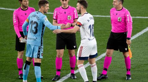 Saludo entre Aitor Fernández y Roberto Torres, capitanes de un Levante-Osasuna en febrero de 2021 con victoria rojilla (0-1 gol de Budimir).