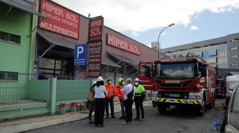 La fachada del edificio destruido por el incendio del día anterior y los técnicos que asesoran la condición de las instalaciones La fachada del edificio destruido por el incendio del día anterior y los técnicos que asesoran la condición de las instalaciones