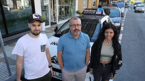 El profesor de la autoescuela Induráin Fernando López, ayer con dos alumnos, Miguel y Paloma El profesor de la autoescuela Induráin Fernando López, ayer con dos alumnos, Miguel y Paloma