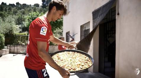El rojillo muestra la paella que cocinó junto a su abuela