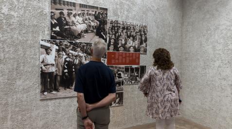 _Q5A3798 Dos personas observan uno de los 'collages' de la exposición instalada en el Condestable.