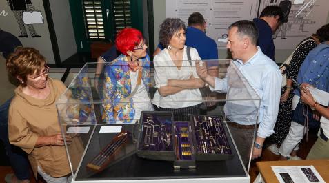 El médico e investigador Pablo Larraz explica detalles de la exposición a las consejeras Indurain y Esnaola El médico e investigador Pablo Larraz explica detalles de la exposición a las consejeras Indurain y Esnaola