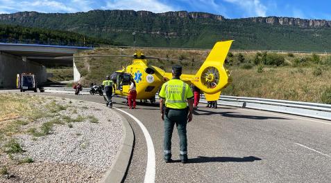 GCivilA21 El helicóptero aterriza en el dispositiv de seguridad con las dos moticicletas implicadas en el accidente al fondo