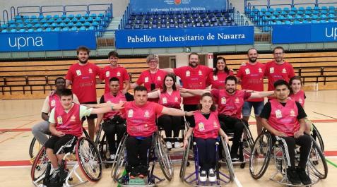 El equipo del Club de Baloncesto en Silla de Ruedas de Navarra con las equipaciones El equipo del Club de Baloncesto en Silla de Ruedas de Navarra con las equipaciones