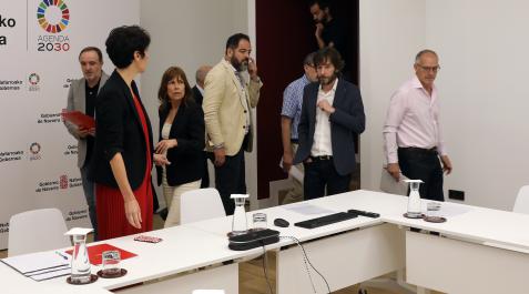 Convenio De izda. a dcha.: Javier Esparza (NA+), la consejera Elma Saiz, Uxue Barkos (Geroa Bai), Ramón Alzórriz (PSN), Mikel Buil (Podemos) y tras él José Miguel Nuin (I-E) y Adolfo Araiz (EH Bildu)