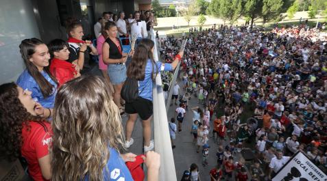 Sarriguren2022 Inicio de las fiestas 2022 en Sarriguren con el lanzamiento del cohete y la comparsa de gigantes y cabezudos