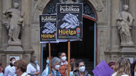 Una protesta frente al Ayuntamiento de trabajadoras del SAD