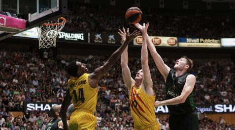 Smits y Hayes-Davis, del Barcelona, tratan de frenar a Birgander del Joventut durante el encuentro