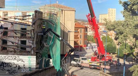 andamio-tafalla Las grúas tratan de recomponer el andamiaje desprendido del edificio