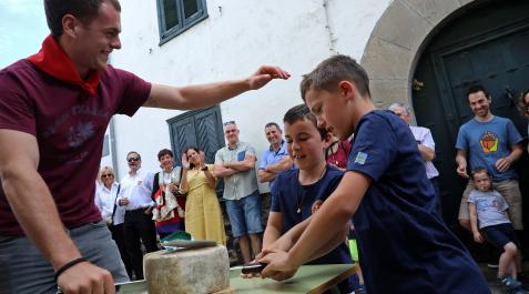Los jóvenes pelotaris roncaleses Beñat Irigoien y Unax Jimeno ayudaron al txapeldun Unai Laso a cortar el queso inaugural del día Los jóvenes pelotaris roncaleses Beñat Irigoien y Unax Jimeno ayudaron al txapeldun Unai Laso a cortar el queso inaugural del día