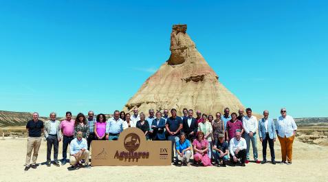 Los participantes en el III Foro Aguilares, ante el conocido cabezo de Castildetierra del parque natural de Bardenas Reales Bardenas Reales