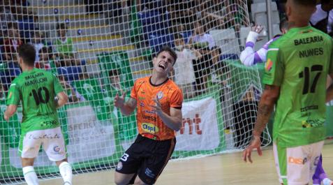 El jugador del Aspil-Jumpers, Eugenio Miramón ‘Uge’, se lamenta tras fallar una ocasión en el partido jugado ayer en Palma.