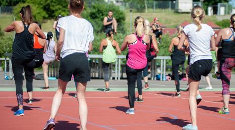 mujeres-deporte-vida-sana Un grupo de mujeres haciendo deporte al aire libre