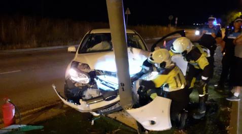 farola-tudela Estado en el que quedó el vehículo tras chocar contra la mediana en Tudela