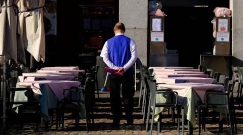 camarero El verano deja sin cubrir la mitad de los empleos en hostelería, un reto crónico