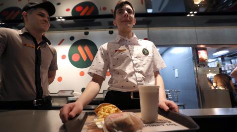Empleados de la nueva McDonald's rusa: Vkusno i Tochka Empleados de la nueva McDonald's rusa: Vkusno i Tochka