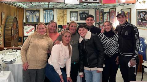 286516792_335464805421240_1731124788746822298_n El Chimy, junto a su madre, sus hermanas y sus hermanos