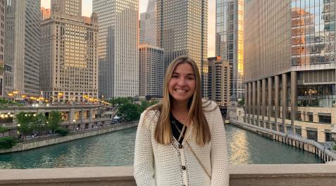Julia Huerta, posando en el Downtown de Chicago junto al río que da nombre a la ciudad y que atraviesa el centro de la urbe. Julia Huerta, posando en el Downtown de Chicago junto al río que da nombre a la ciudad y que atraviesa el centro de la urbe.