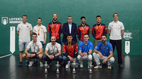 Los campeones y subcampeones en el podio final este sábado por la mañana en el frontón Labrit Los campeones y subcampeones en el podio final este sábado por la mañana en el frontón Labrit