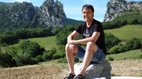 El entrenador de Osasuna Magna, Imanol Arregui, recupera fuerzas estos días en su localidad natal, Irurtzun. Posa con las peñas de Las Dos Hermanas, al fondo. El entrenador de Osasuna Magna, Imanol Arregui, recupera fuerzas estos días en su localidad natal, Irurtzun. Posa con las peñas de Las Dos Hermanas, al fondo.