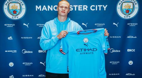 Haaland ya posa con la camiseta del Manchester City Haaland ya posa con la camiseta del Manchester City