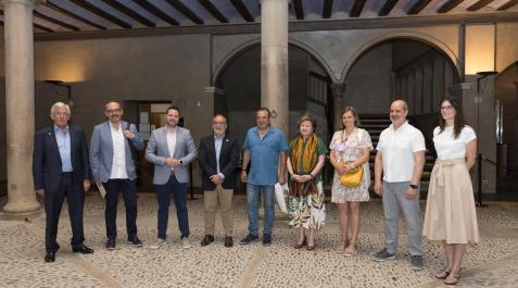 A: BLANCA ALDANONDO
F: 13/06/2022
P: DE IZDA. A DCHA.; PEDRO MIGUEL ECHENIQUE LANDIRIBAR (PREMIO PRINCIPE DE ASTURIAS EN INVESTIGACION CIENTIFICA Y TECNICA 1998), LUIS FERNANDEZ RODRIGUEZ (DIRECTOR UNED TUDELA), ALEJANDRO TOQUERO GIL (ALCALDE), JUAN CRUZ CIGUDOSA GARCIA (CONSEJERO DE UNIVERSIDAD, INNOVACION Y TRANSFORMACION DIGITAL DEL GOBIERNO DE NAVARRA), JOSE MARIA AGRAMONTE AGUIRRE (PRESIDENTE COMUNIDAD DE BARDENAS), GLORIA MUNILLA CABRILLANA (DIRECTORA CIENTIFICA DEL CONGRESO Y CATEDRATICA DE LOS ESTUDIOS DE ARTES Y HUMANIDADES DE LA UNIVERSIDAT OBERTA DE CATALUNYA), CONCHI AUSEJO GOMEZ (SECCION CULTURA COMUNIDAD BARDENAS),  ALBERTO ARRIAZU AGRAMONTE (DIRECTOR DEL IES NAVARRO VILLOSLADA DE PAMPLONA) Y ALICIA MARIN BARASOAIN (DIRECTORA DEL IES VALLE DEL EBRO DE TUDELA) 
L: TUDELA
T: UNED TUDELA: PRESENTACION DEL II CONGRESO NAVARRO DE JOVENES INVESTIGADORES; LA INVESTIGACION EN LAS AULAS 