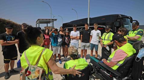 Jóvenes que viajaban de Cataluña a Bilbao se detuvieron a hablar con dos víctimas de accidentes de tráfico, de espaldas en sillas de ruedas, sobre la prevención de los siniestros Jóvenes que viajaban de Cataluña a Bilbao se detuvieron a hablar con dos víctimas de accidentes de tráfico, de espaldas en sillas de ruedas, sobre la prevención de los siniestros
