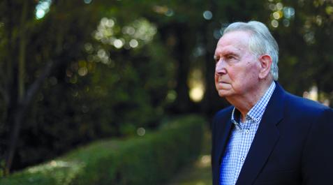 d Jesús Mauleón en los jardines de la residencia de Pamplona donde vive y donde pasó la pandemia.
