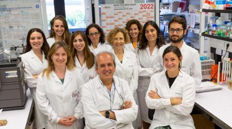 En primera fila Juan José Lasarte y Flor Navarro, junto al equipo de investigadores del Cima En primera fila Juan José Lasarte y Flor Navarro, junto al equipo de investigadores del Cima