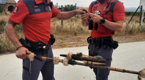 cerbatana Dos policías forales, con la cerbatana decomisada en Santacara