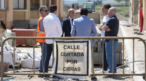 El consejero Bernardo Ciriza y el alcalde de Cintruénigo, Oscar Bea, en un momento de la visita a las obras junto con otras autoridades del Gobierno de Navarra y del ayuntamiento de la localidad El consejero Bernardo Ciriza y el alcalde de Cintruénigo, Oscar Bea, en un momento de la visita a las obras junto con otras autoridades del Gobierno de Navarra y del ayuntamiento de la localidad