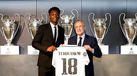 Aurélien Tchouaméni y Florentino Pérez durante la presentación del futbolista francés Aurélien Tchouaméni y Florentino Pérez durante la presentación del futbolista francés