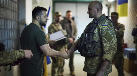 Zelenski El presidente ucraniano, Volodimir Zelenski, saluda a un soldado en el frente de Donetsk