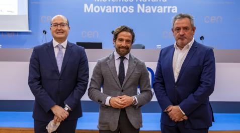 automocion De izquierda a derecha, el secretario general de CEN, Carlos Fernández Valdivielso; el presidente de Faconauto, Gerardo Pérez; y el presidente de ANTRV, Carlos Sagüés.