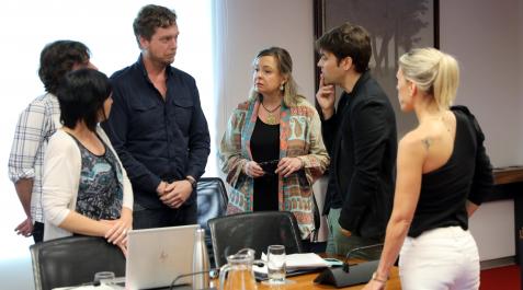 Los parlamentarios conversan antes del debate de enmiendas. Eduardo Buxens