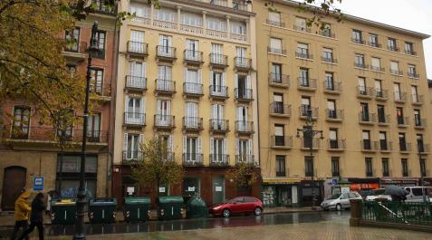 En el centro, el edificio donde se encuentra el piso En el centro, el edificio donde se encuentra el piso