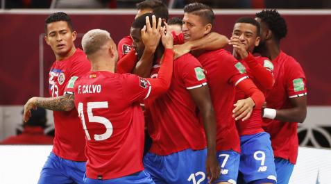 Los jugadores de Costa Rica celebran el tempranero gol de Joel Campbell que sirvió para que su selección se clasifique para el Mundial 2022
