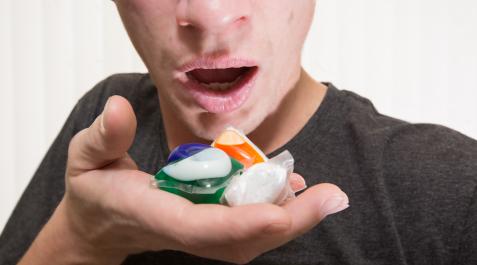RETOS-ADOLESCENTES-CHALLENGES Un reto viral denominado Tide Pod Challenge consistía en grabarse comiendo cápsulas de detergente