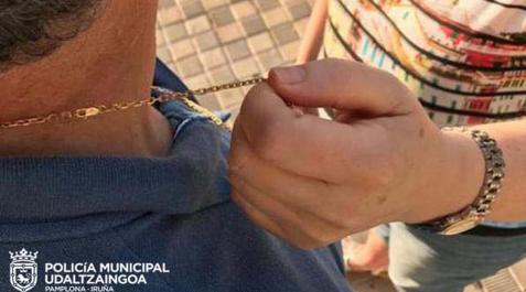 Cadena oro que intentaron robar en Pamplona Cadena oro que intentaron robar en Pamplona