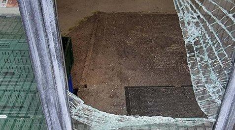 robo-establecimiento-pamplona El detenido rompiór la puerta de cristal con una baldosa