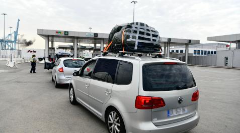 Varios vehículos en el paso de Algeciras Varios vehículos en el paso de Algeciras el día que da comienzo la Operación Paso del Estrecho (OPE)